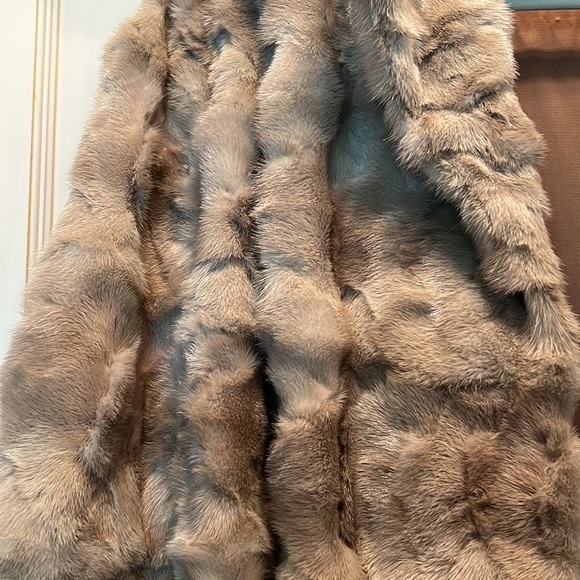 Vintage ladies fur long coat - Picture 2 of 16